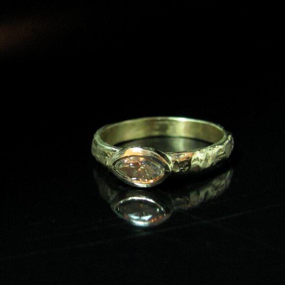 Engagement ring. 14K solid Yellow gold ring set with 0.25ct Marquise diamond. - Picture 6 of 9